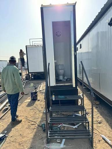 Portable toilet unit with steps